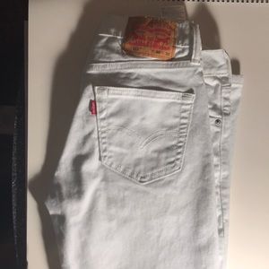 Men’s White Livi skinny jeans.
